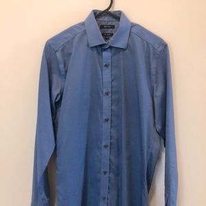 Blue RW&CO fitted men’s dress shirt.